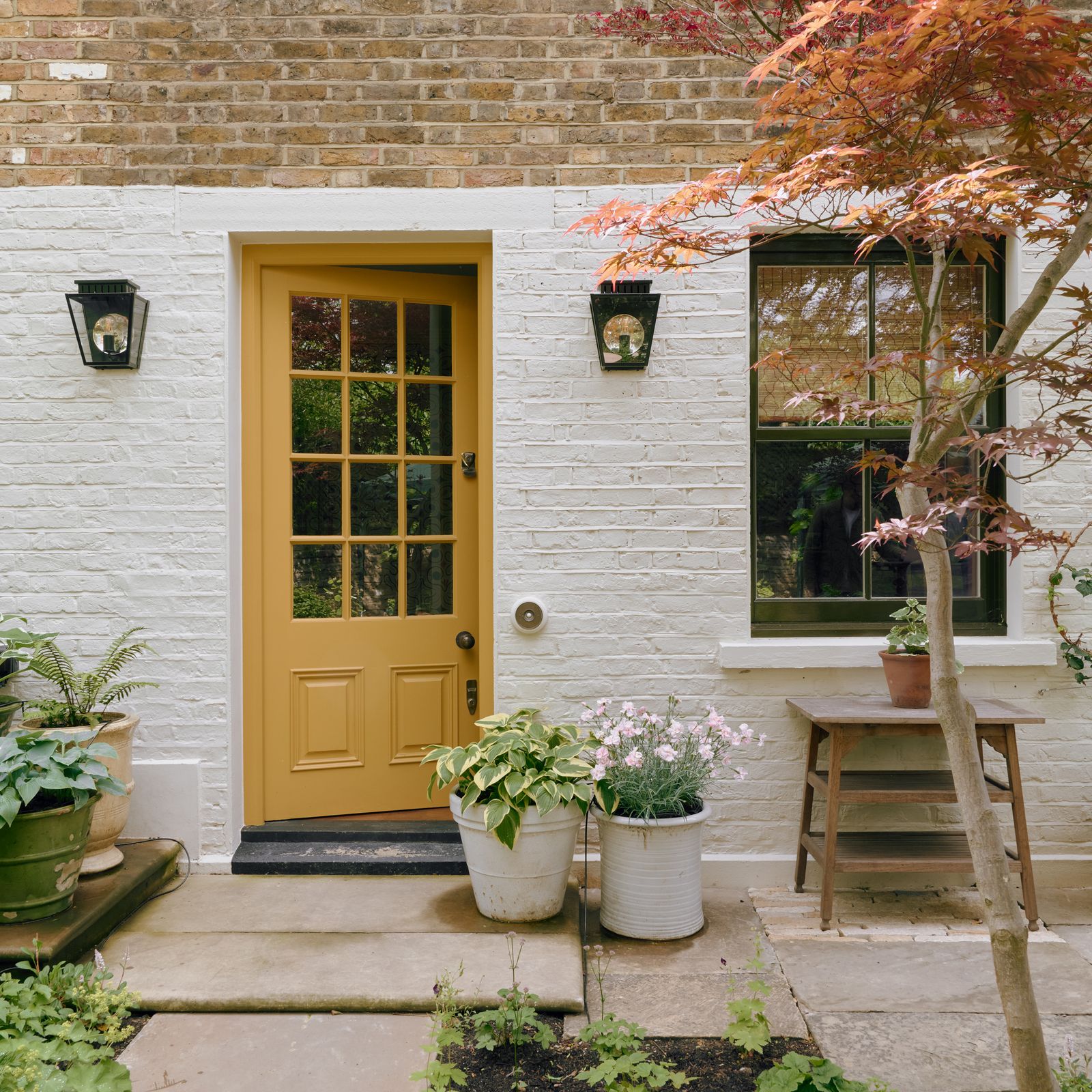 Butter Wakefield and Rita Konig are here to show you how to make the most of a small garden